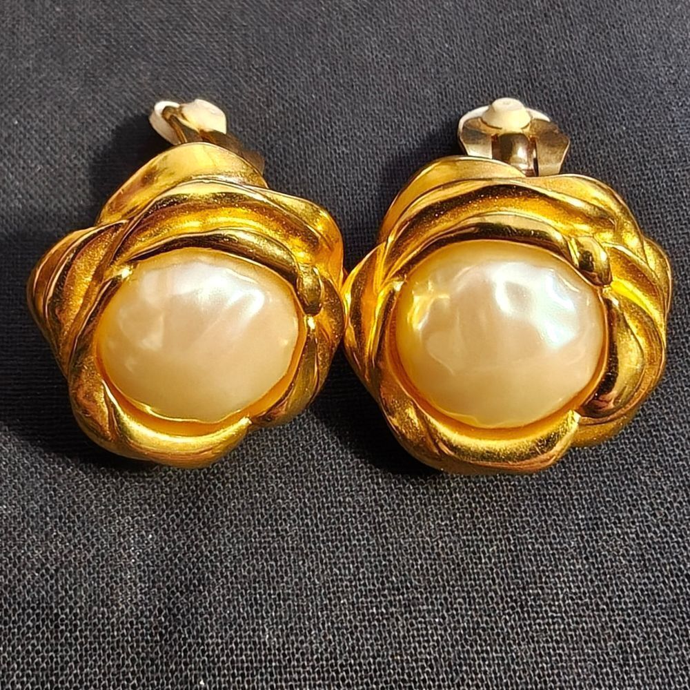 🐢 Vintage Givenchy Golden Floral With Pearl Center Clip On Earrings Rare!! - Picture 3 of 12